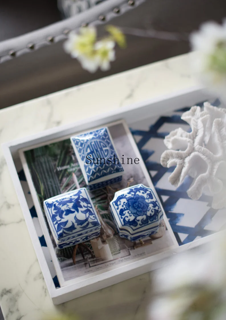 Blue and white porcelain ornaments, jewelry, rouge box storage, ceramic jars, a complete set of 3 pieces.