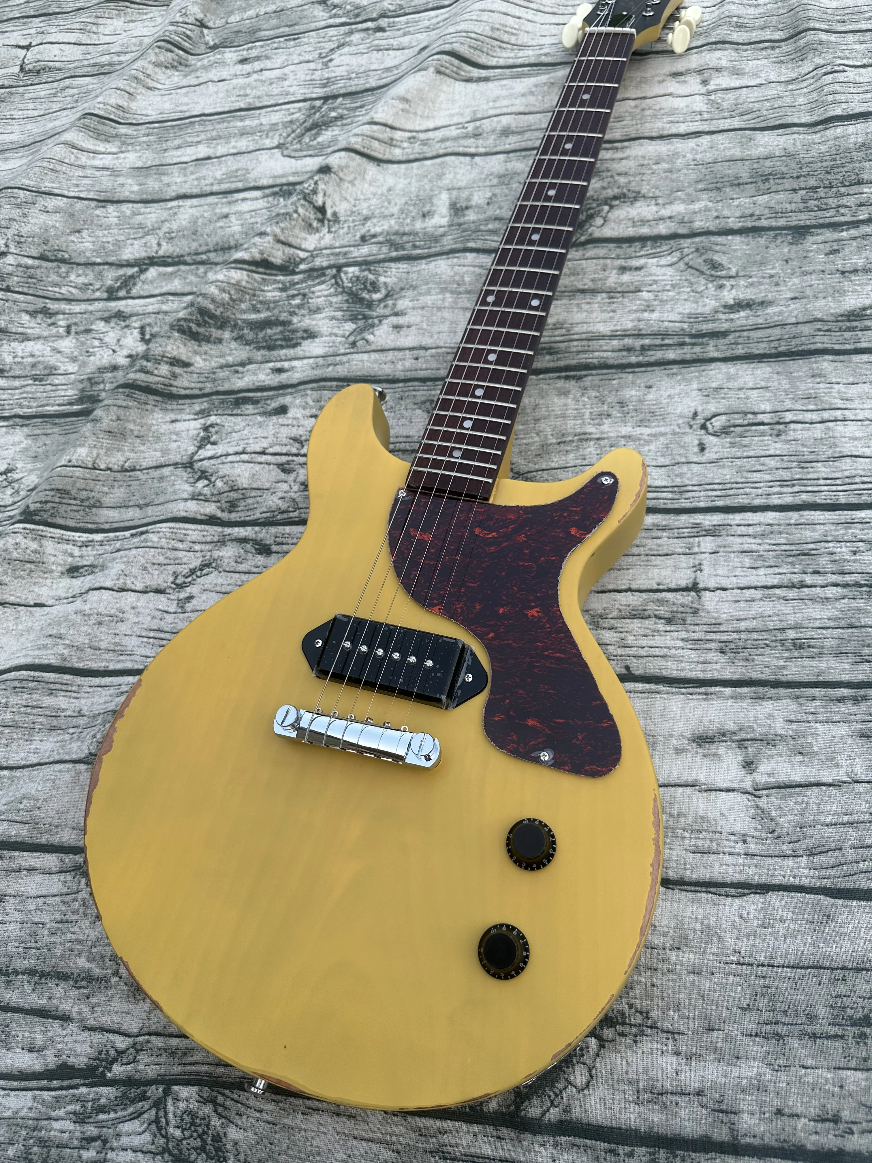 Standard electric guitar, TV yellow， matte, distressed body, milk white retro tuner, lightning package