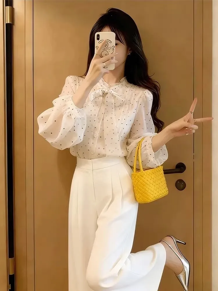 

Elegant White Polka Dot Long Sleeve Shirt Women's Fashionable Spring 2026 Lightweight Luxury Anti-Aging Unique Beautiful
