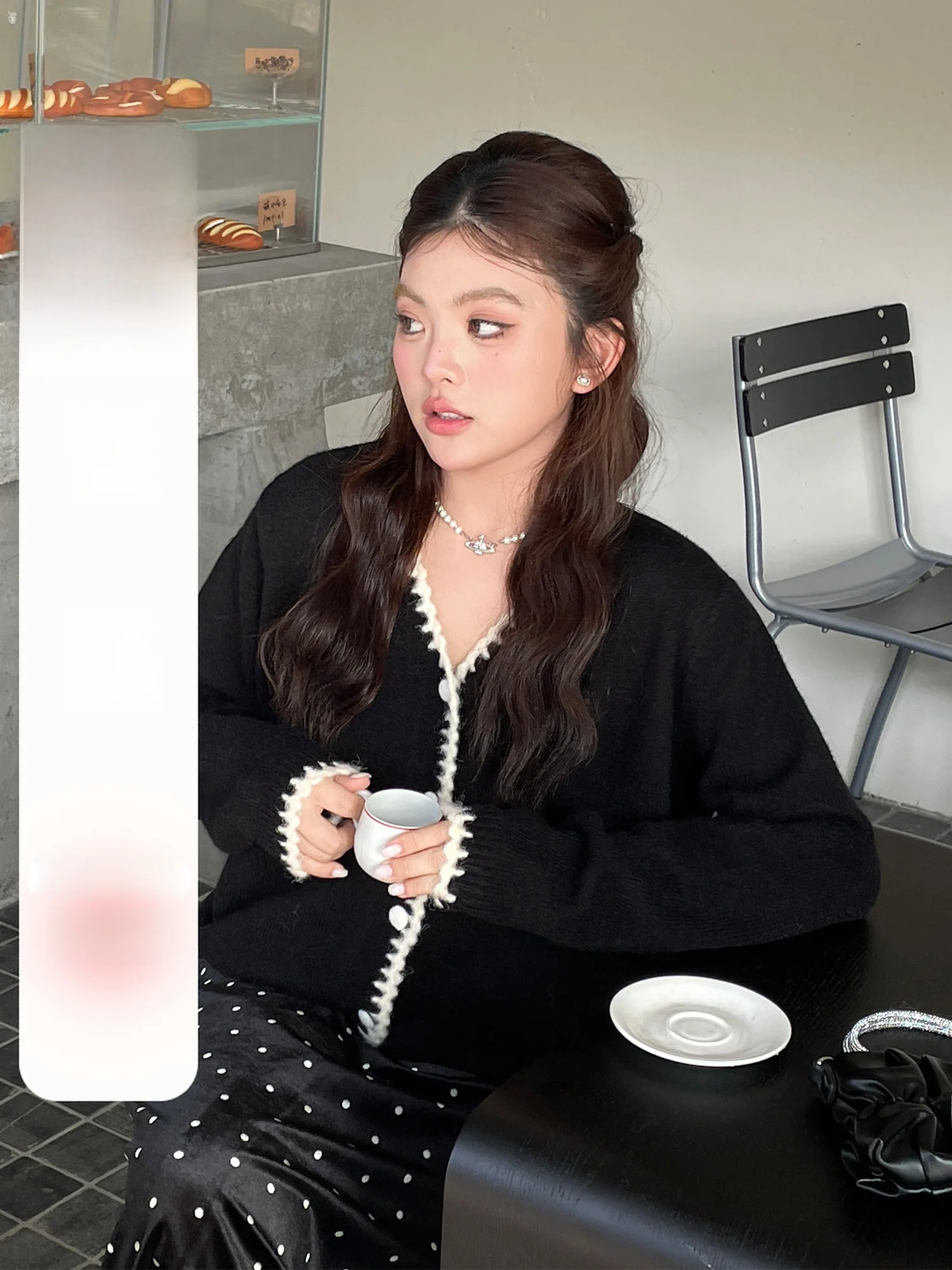 

Новинка 2026: Женский вязаный свитер с V-образным вырезом, уникальный, очень красивый, в стиле «маленький французский шик», больших размеров, в стиле «ленивый шик», высококачественный трикотажный кардиган