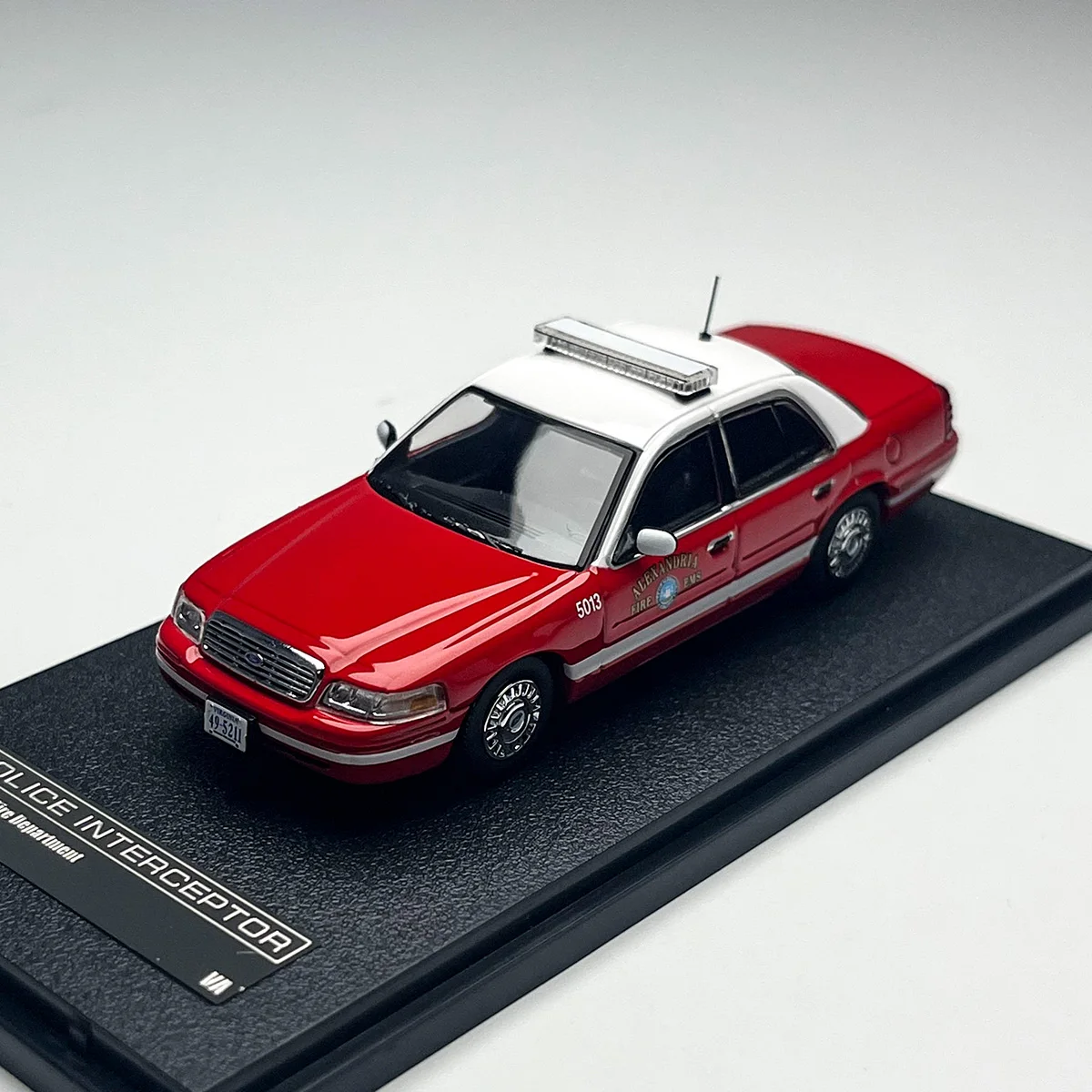 

Rollin 1:64 Victoria Crown CV EMS Alexander Fire Alloy Car Model