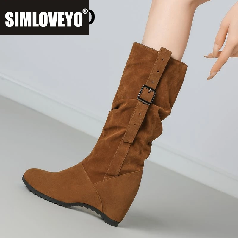 

SIMLOVEYO 2025 Модные женские ботинки с круглым носком, увеличенный каблук, 7 см, слипоны из флока, замшевый ремень с пряжкой, большие размеры 41 42 43 Dating Bota