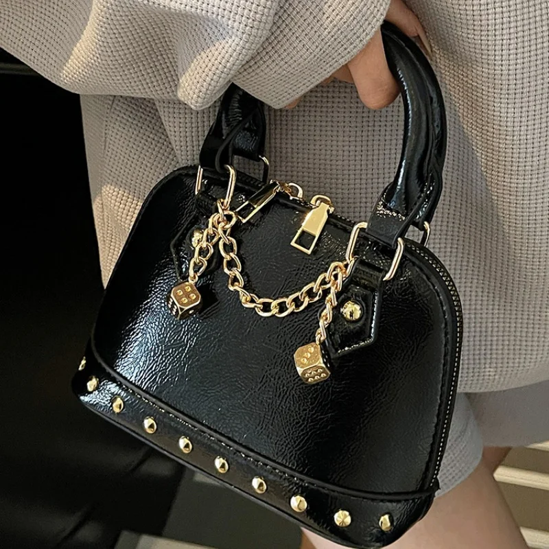 حقيبة كروس مستوحاة من الطراز الكلاسيكي للنساء، محفظة جلدية بسيطة، حقيبة ساعي البريد الراقية، شعار حروف مصمم، ركاب عصري