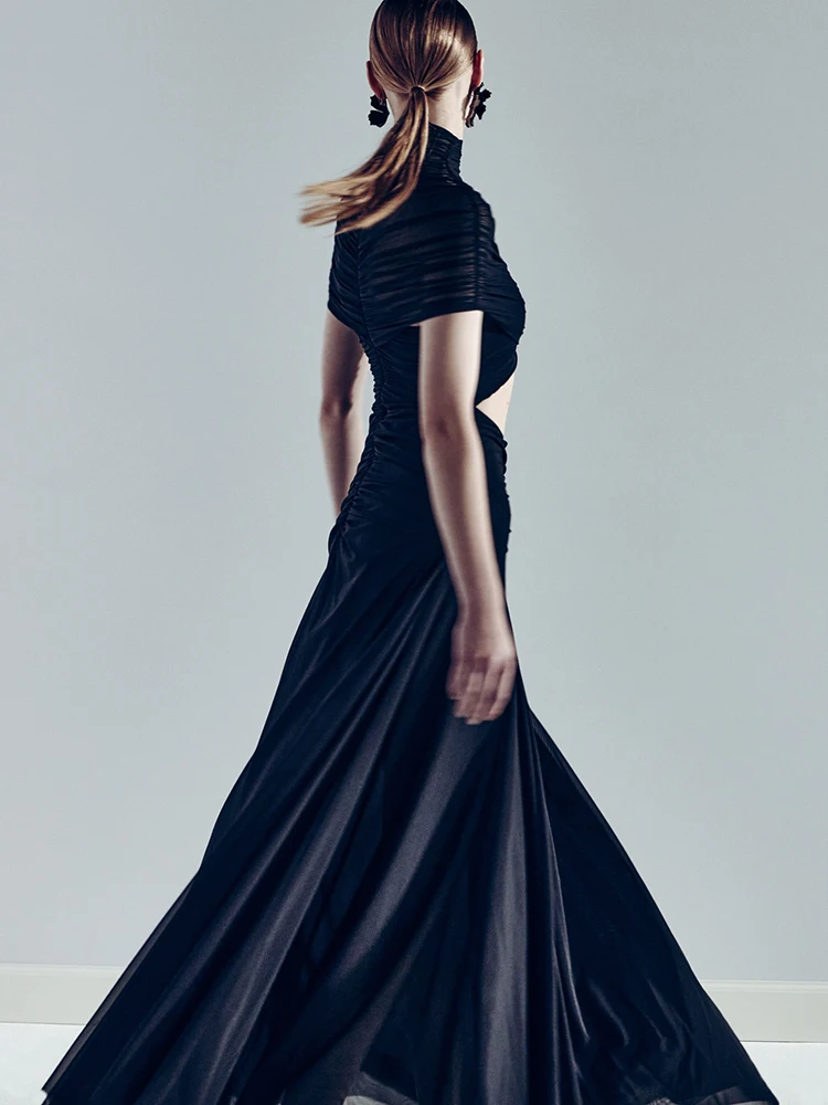 فستان طويل ثنيات باللون البني - فستان سهرة أنيق برقبة عالية مع ظهر مفتوح للحفلات الرسمية والمناسبات الخاصة