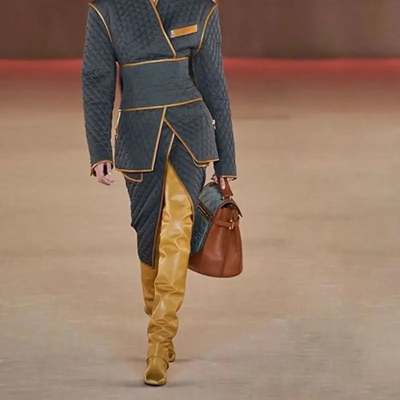 

Плиссированные лаконичные однотонные подиумные брюки с квадратным носком, нишевые зимние женские туфли выше колена 2023 года, обувь на каблуке с шипами