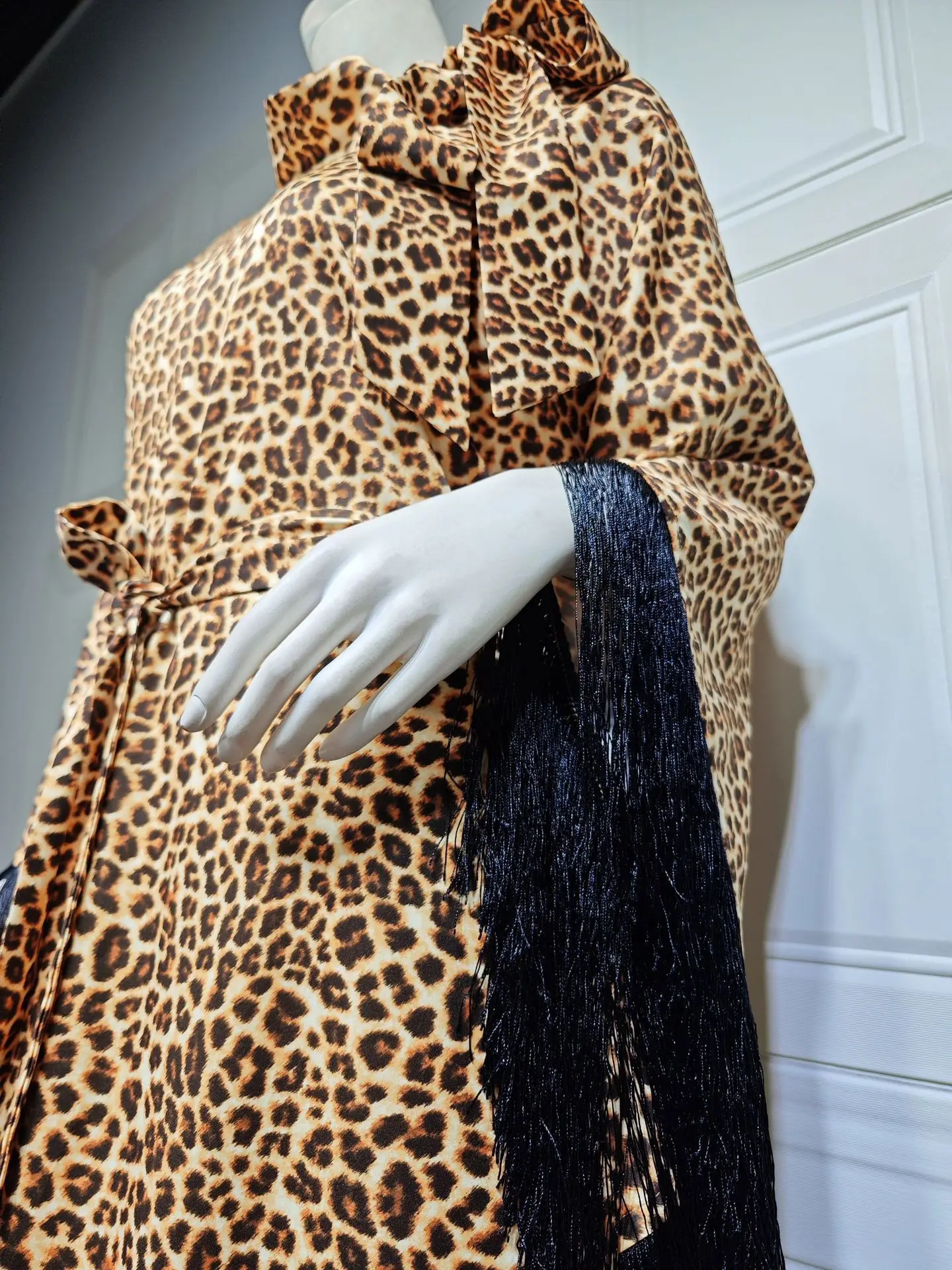 Atacado 2025 moroco kaftan vestidos leopardo robe vestido de festa moda moderna muçulmano abaya roupas mangas morcego com borla