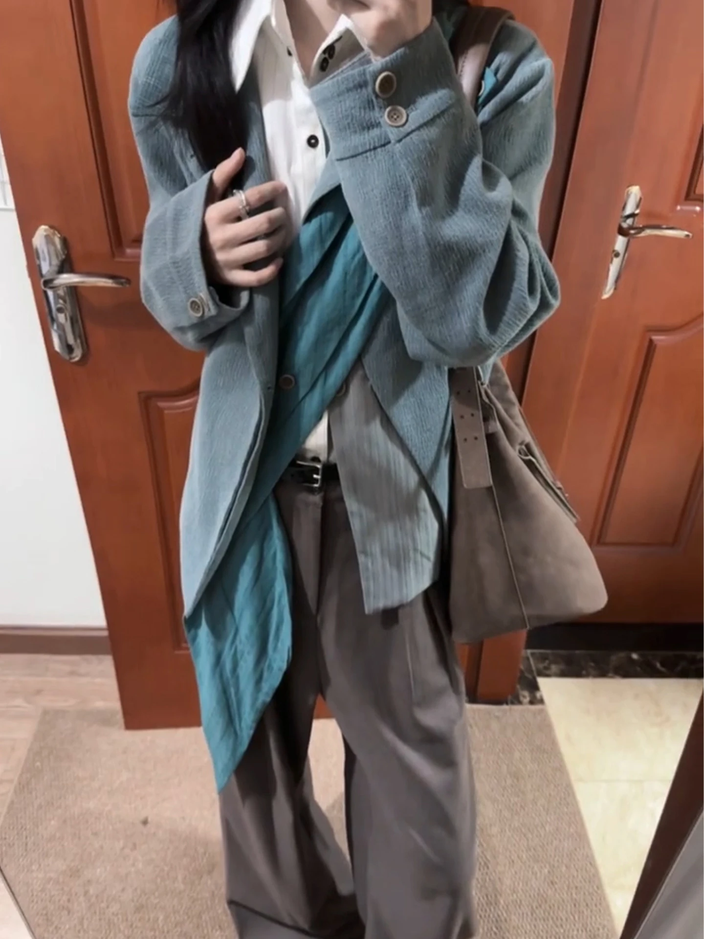 

Новая мужская куртка в китайском стиле для осени и зимы: высококачественная деконструированная верхняя одежда с элементами пэчворка и шелковым шарфом на плечах