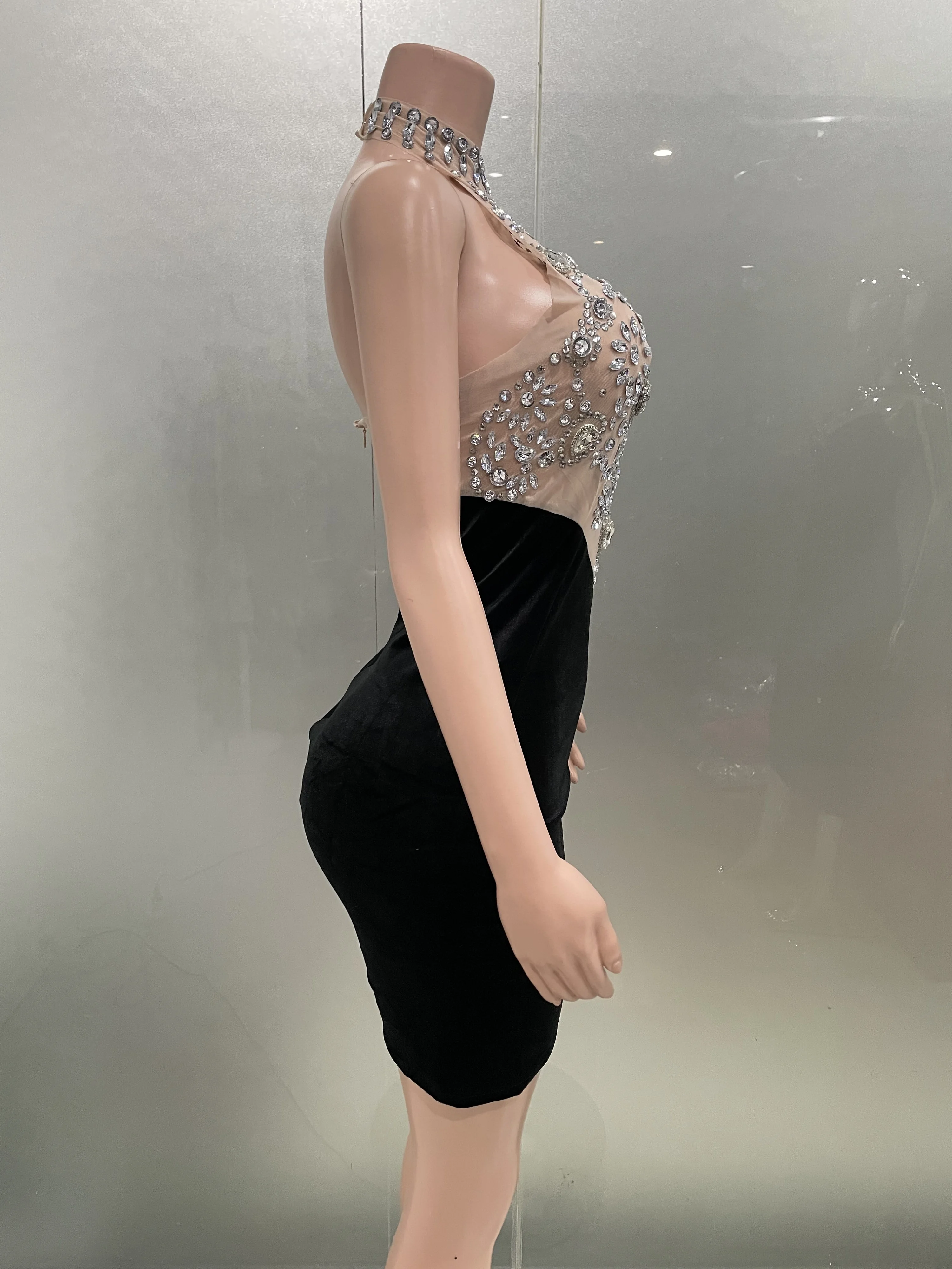 Sparkly Rhinestonesเซ็กซี่ตาข่ายกํามะหยี่Backless Bodyconชุดสั้น 2025 ผู้หญิงชุดราตรีฉลองวันเกิดStageเครื่องแต่งกาย