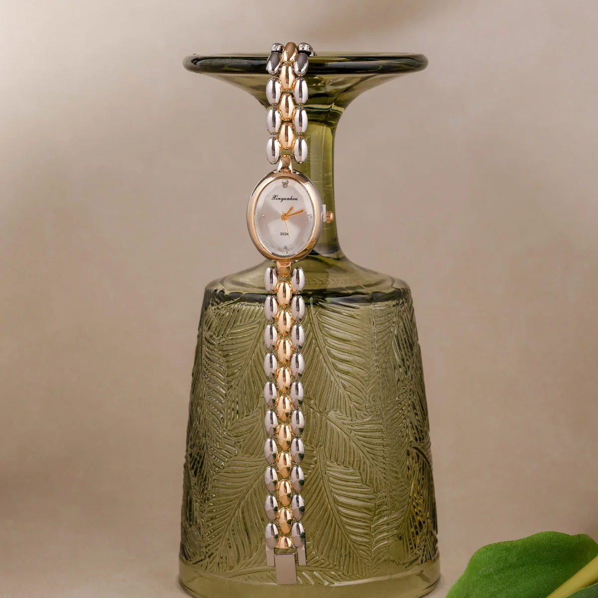 Элегантные женские часы с овальным циферблатом с бриллиантами, золотистый, серебристый, альтернативный ремешок для часов, подробное мастерство, модные модные часы