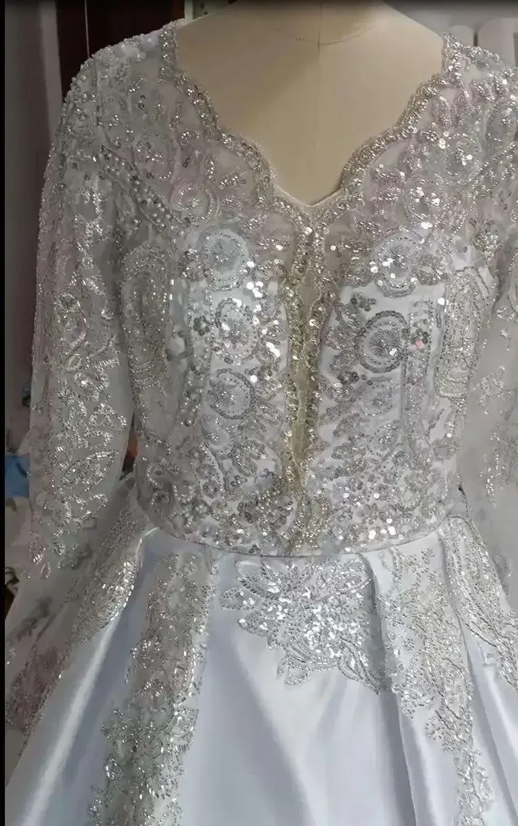 カスタムメイドのドバイ風アラビアンビーズレースフォーマルブライダルドレス、ジュエルネック、イリュージョンシアービーズ、クリスタルビーズ、ロングスリーブ、サテンウェディングドレス