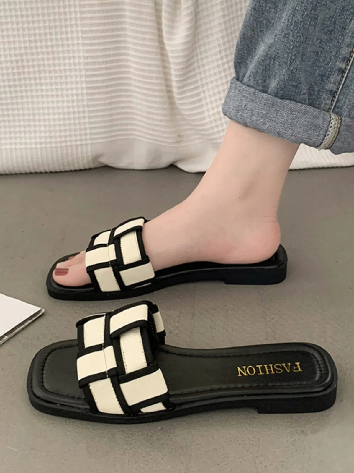 French sle High-Grade Flat Slippers Women Summer Outer Wear Graceful 2024 New Online Celebri Outing Seaside Sandals