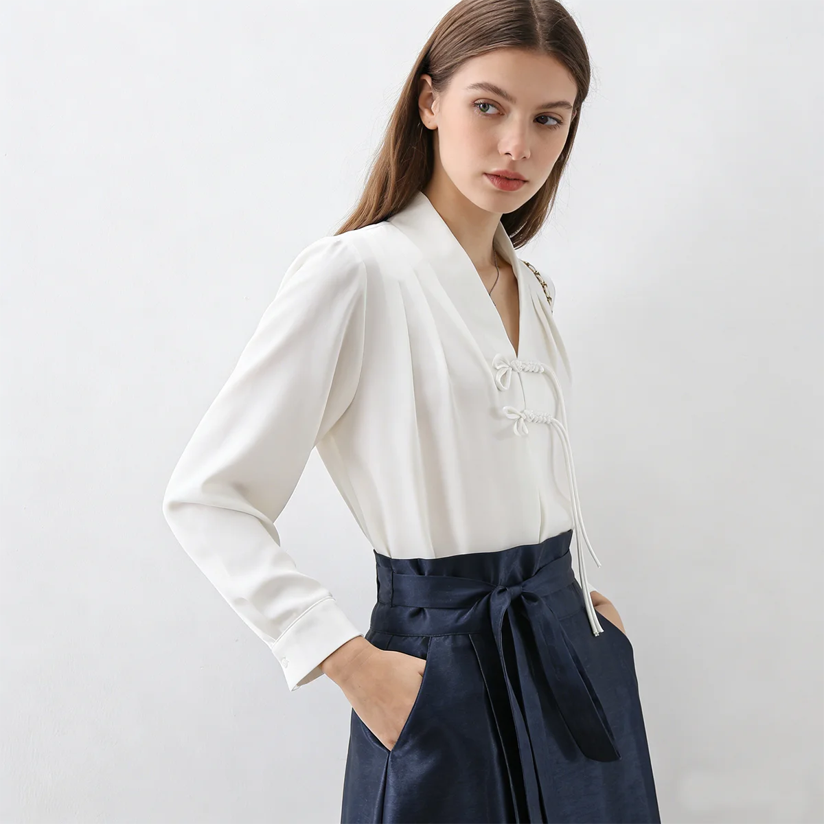 

Элегантная белая женская блузка с v-образным вырезом и длинным рукавом для женщин, офисная повседневная свободная посадка, классические рубашки, женская одежда, новинка