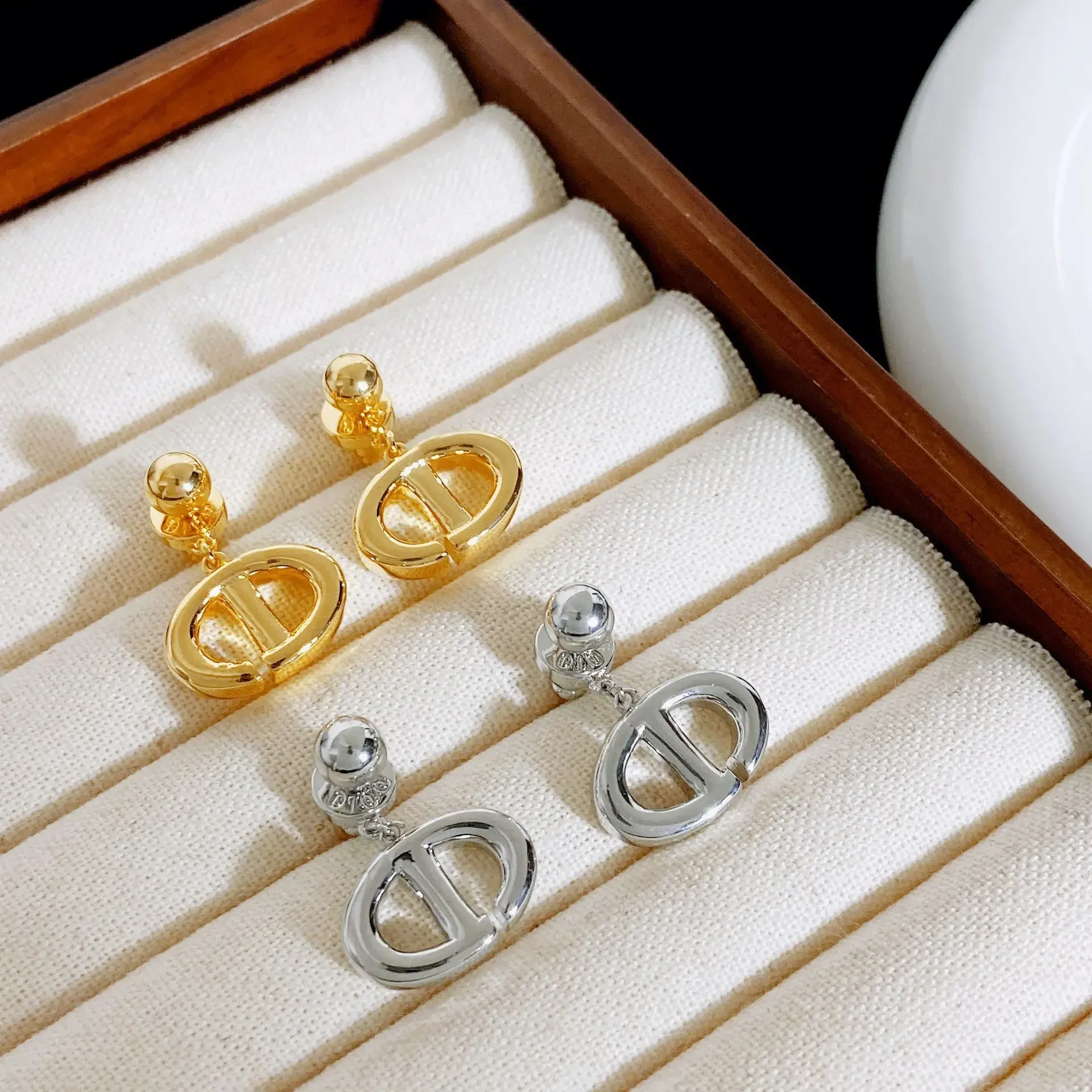 

Простые и изысканные серьги для девочек во французском стиле ретро, креативные маленькие шариковые серьги, высококачественные противоаллергенные серьги