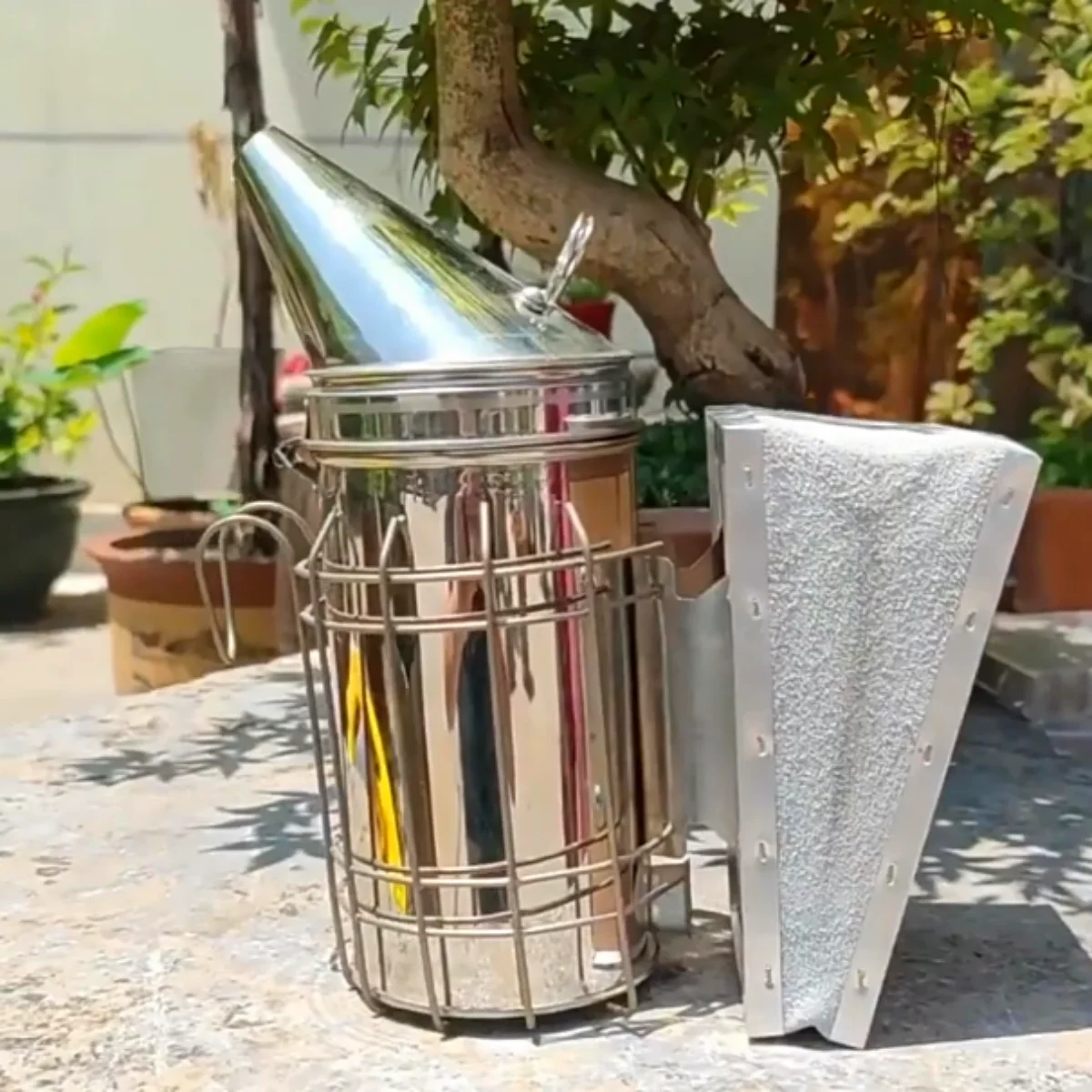 

Beekeeping Stainless Steel Leather Smoker Anti-scalding Cover Bottom Manual Smoke Maker Drive Away Bees Hive Box Tool 1 Set