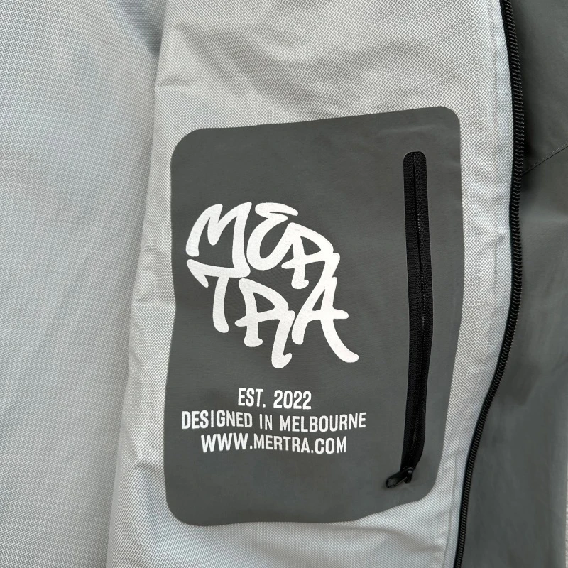 معطف واق من المطر أنيق على طراز الشارع من Mertra للرجال والنساء بأكمام طويلة مع قلنسوة للاستخدام الخارجي "عندما مبللًا، سيظهر الشعار"