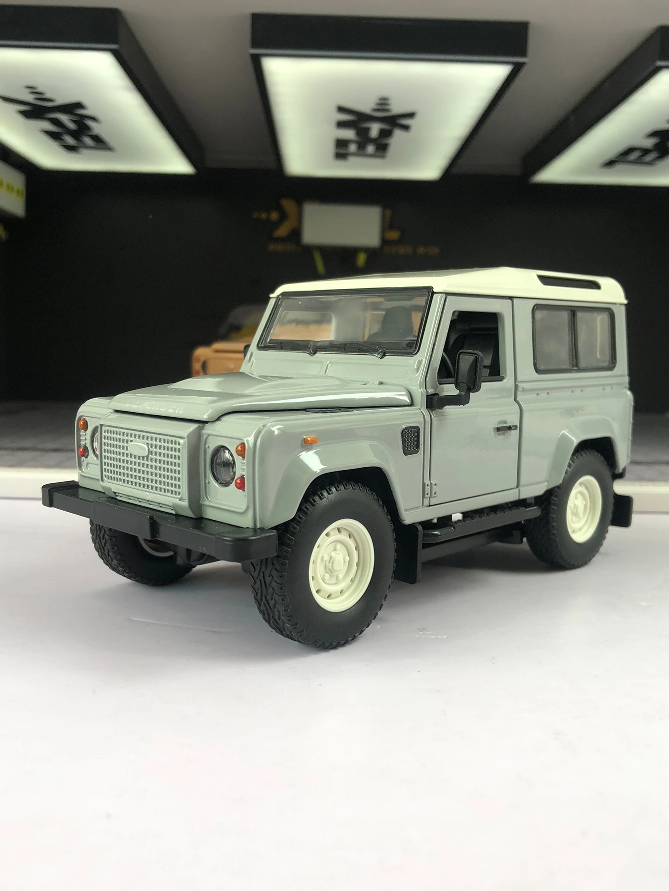 

Модель автомобиля TSC 1:24 из цинкового сплава, имитирующая Classic Defender Works V8 Islay Edition, статическая декоративная модель, металлический коллекционный подарок.