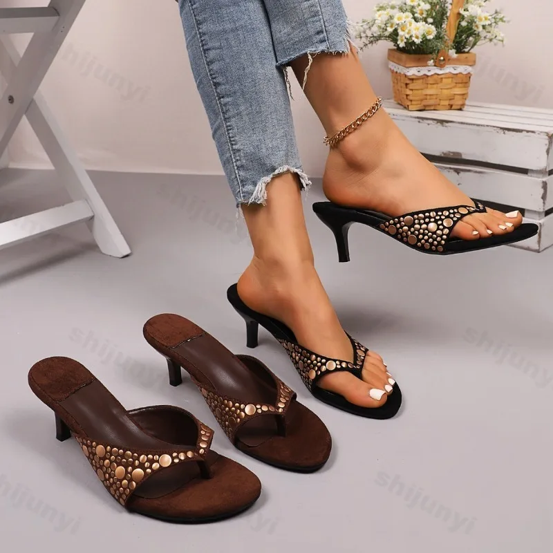 

2025 Summer Fashion Clip Toe High Heels Solid Color Metal Decoration Women's Round Head Comfortable Lightweight Fashion Sandals