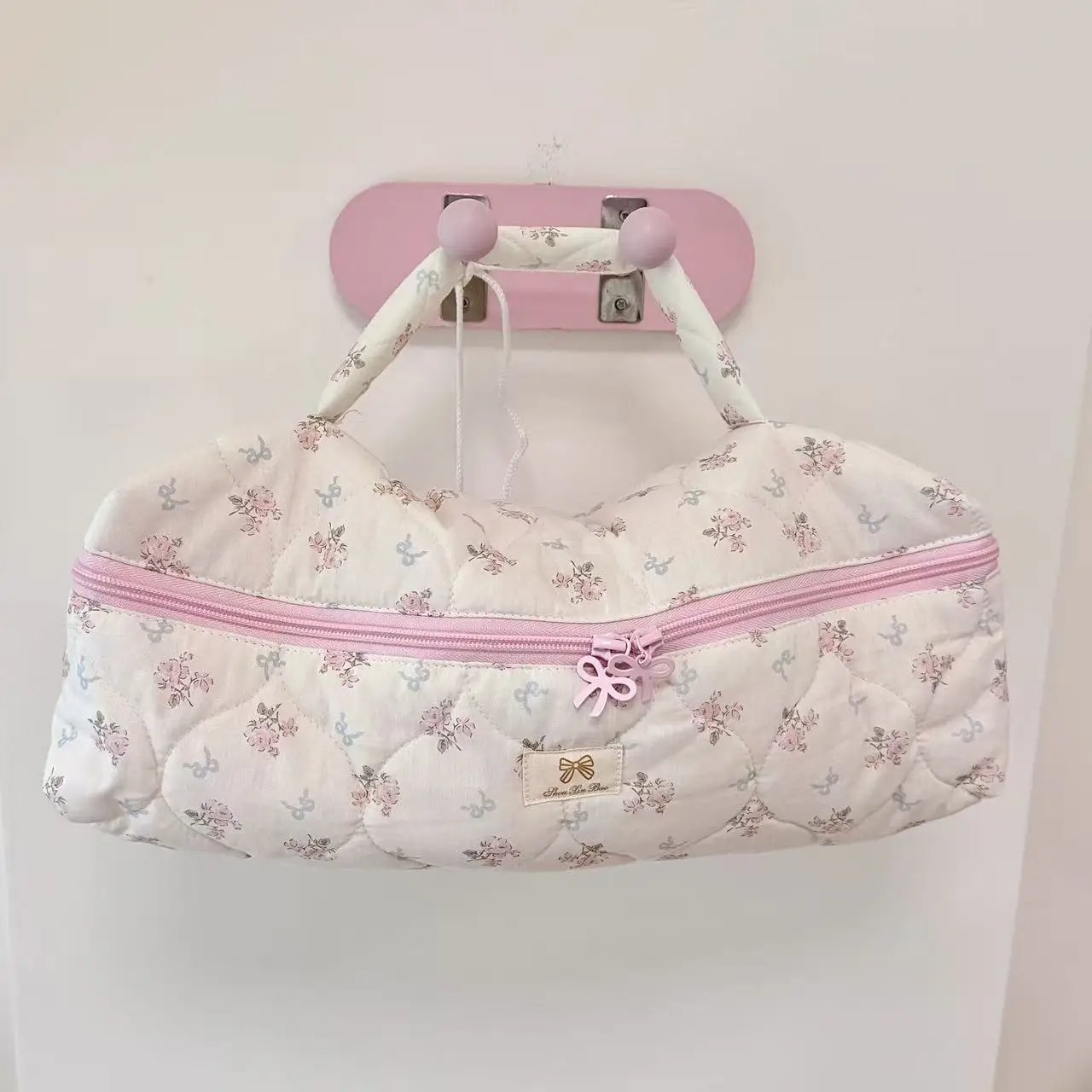 Niedliche gesteppte Blumen-Haartrockner-Tasche, Handtasche zur Aufbewahrung für Dyson, Lockenstab und Glätteisen Haarstyling-Werkzeuge – Detail 2
