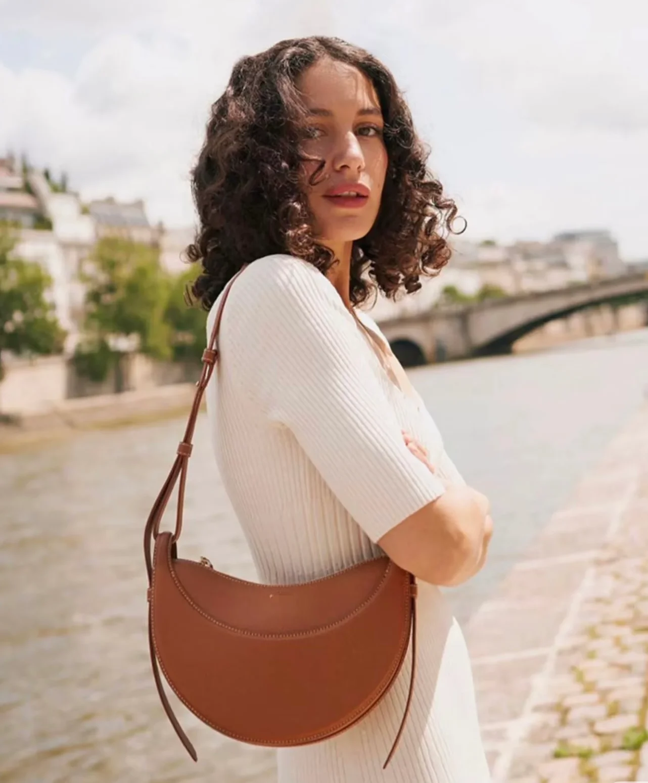 

Women's fashionable crescent shaped armpit bag, simple leather crossbody bag, French casual commuting shoulder bag