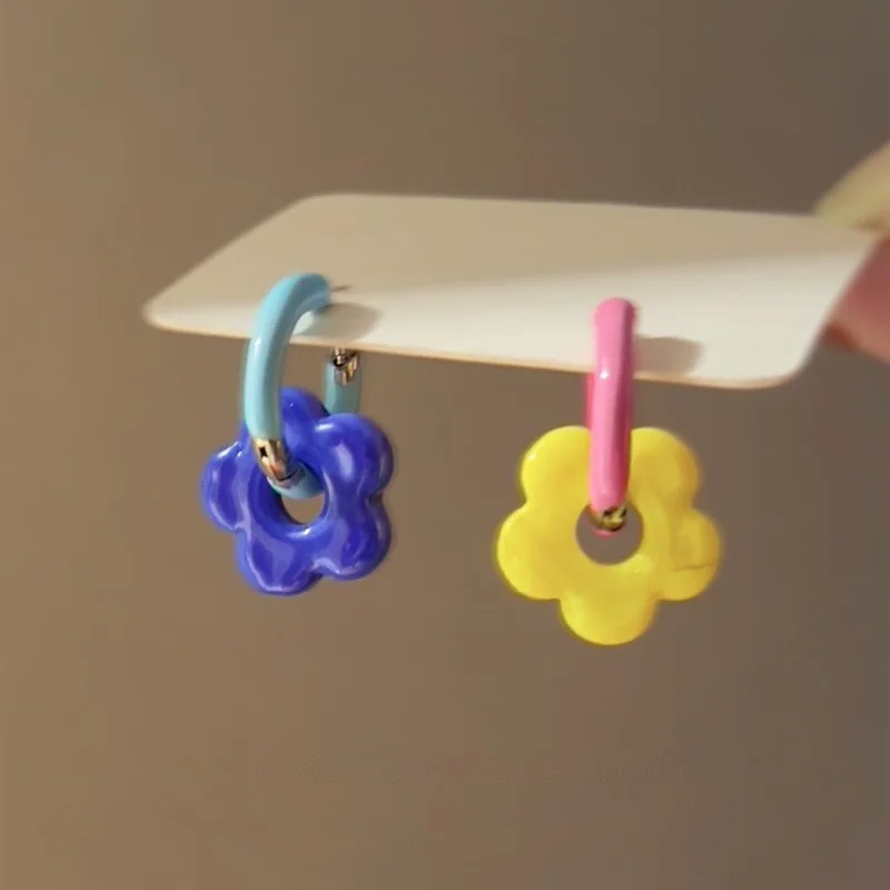 Pendientes de aro con disimetría de contraste multicolor para mujer, diseño creativo, bonito encanto, pendiente coreano de verano, regalo de joyería