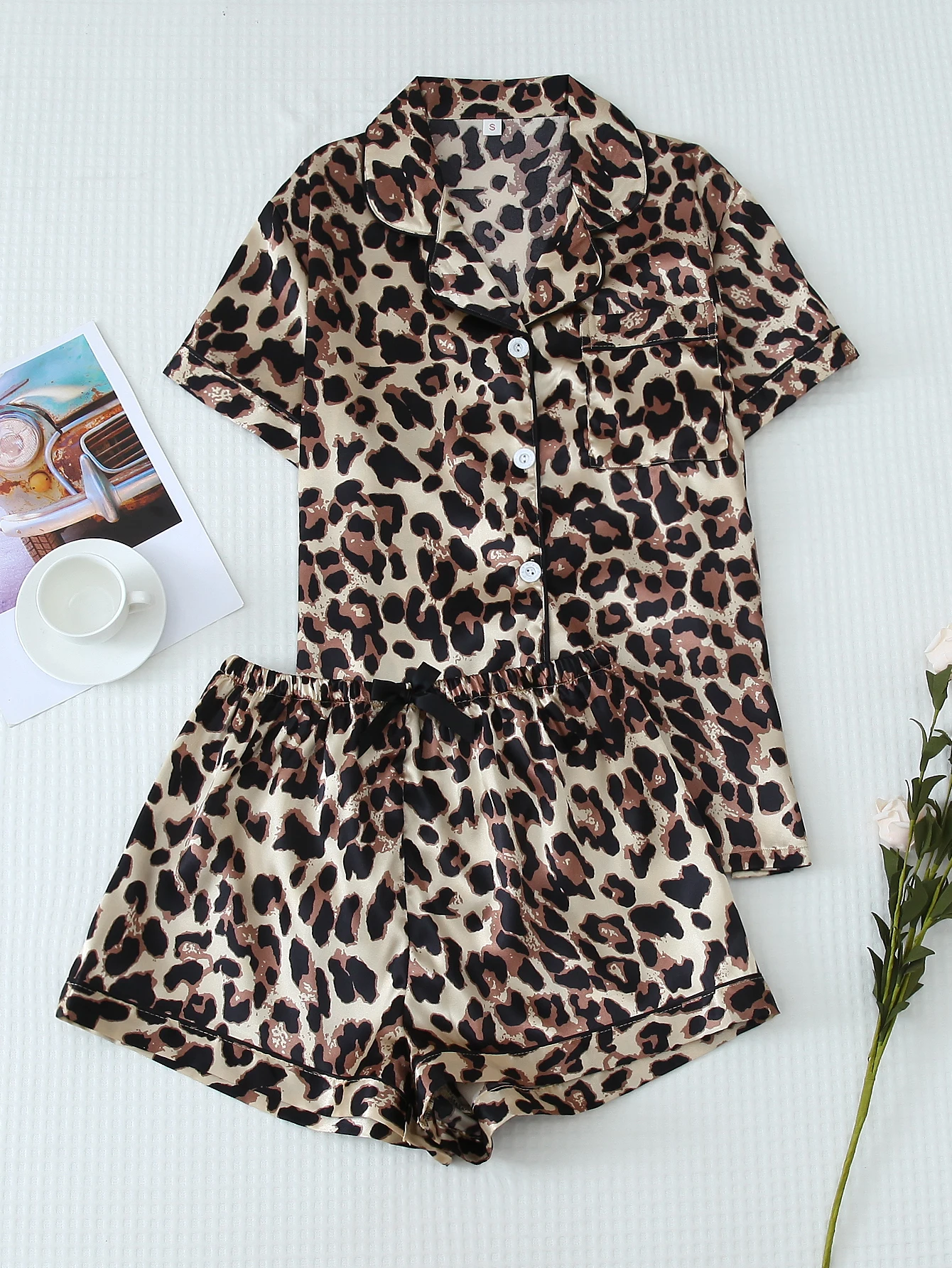 Two-Piece Comfortable Satin Leopard Print Lapel Button-Down Short-Sleeve Top with Pockets and Bow Shorts, Spring/Summer Women's Pajama Loungewear Set Suitable for Home Use