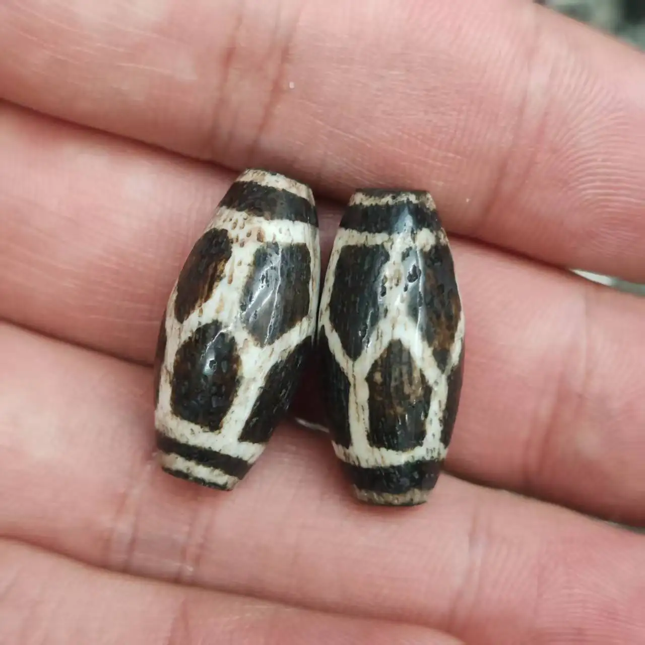 2 Pcs Nepal, West Asia, ancient pearl, Bangtik turtle shell, Tianzhu Bangtik, eroded flower bead, old bead