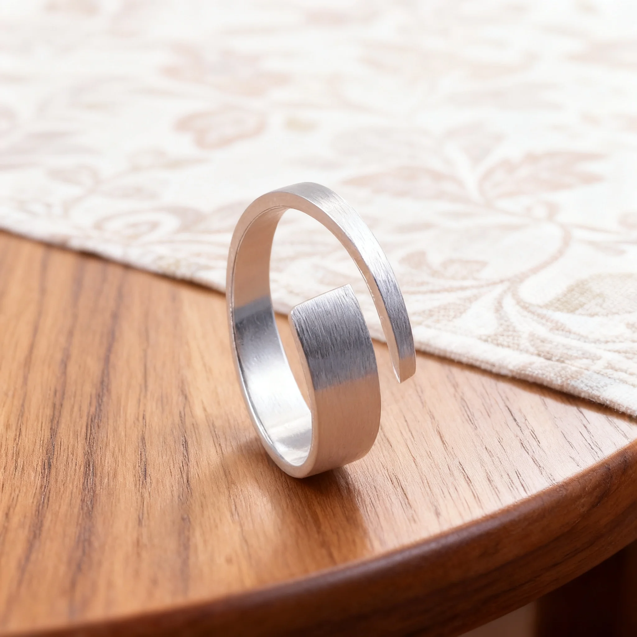 

Лидер продаж, новое серебряное модное простое открытое кольцо, повседневное универсальное использование, подходит для элегантных женщин носят ювелирные аксессуары