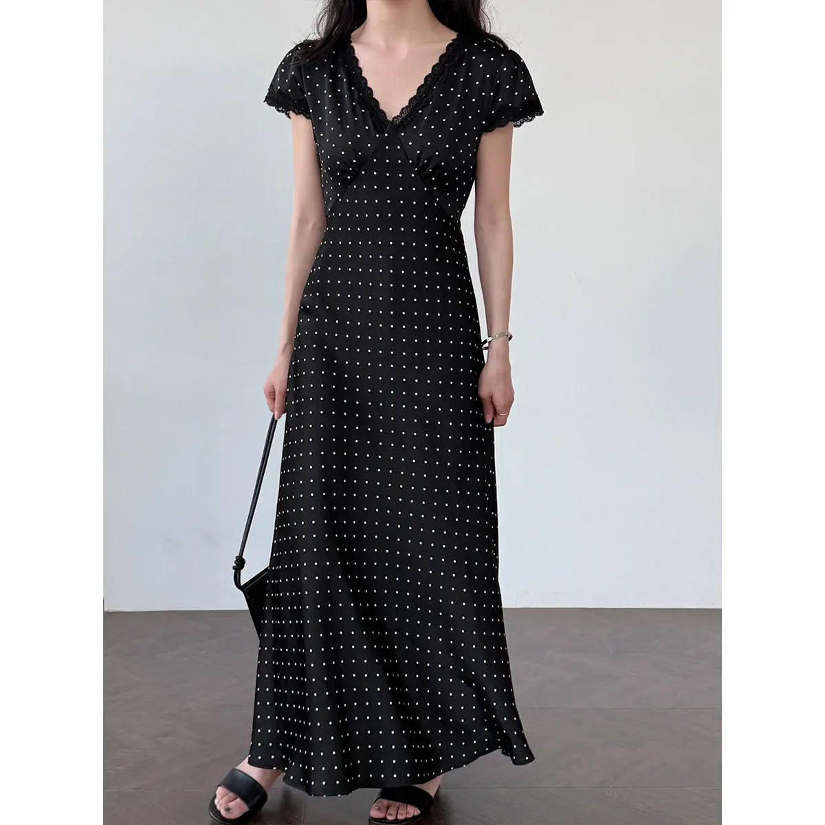 

V-neck Lace Patchwork Dress for Women's Summer New Style with Polka Dot Temperament, Waist Cinching and Slimming Long Skirt