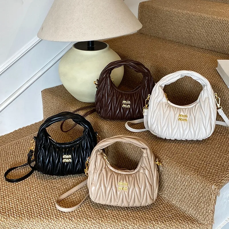 

Classic Women's Messenger Bag In High-Quality Leather Featuring Elegant Details From Popular Luxury Brand