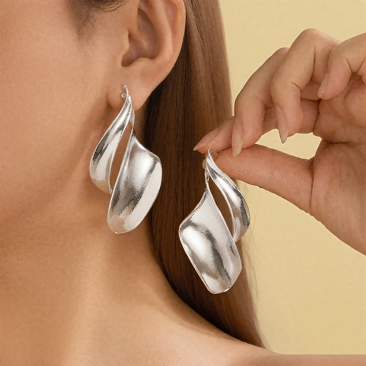 Twisted Golden Leaf Wave Drop Earrings Curved Textured Metallic Dangle Jewelry Modern Statement Earring Vacation Accessories