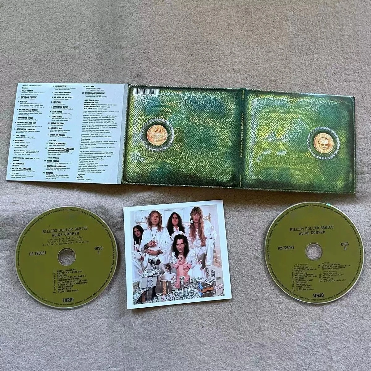 CD de Música Hard Rock Glam Retro Ocidental, Capa Texturizada em Tons de Verde e Elemento Moeda Dourada, Coleção de Faixas de Rock Teatral