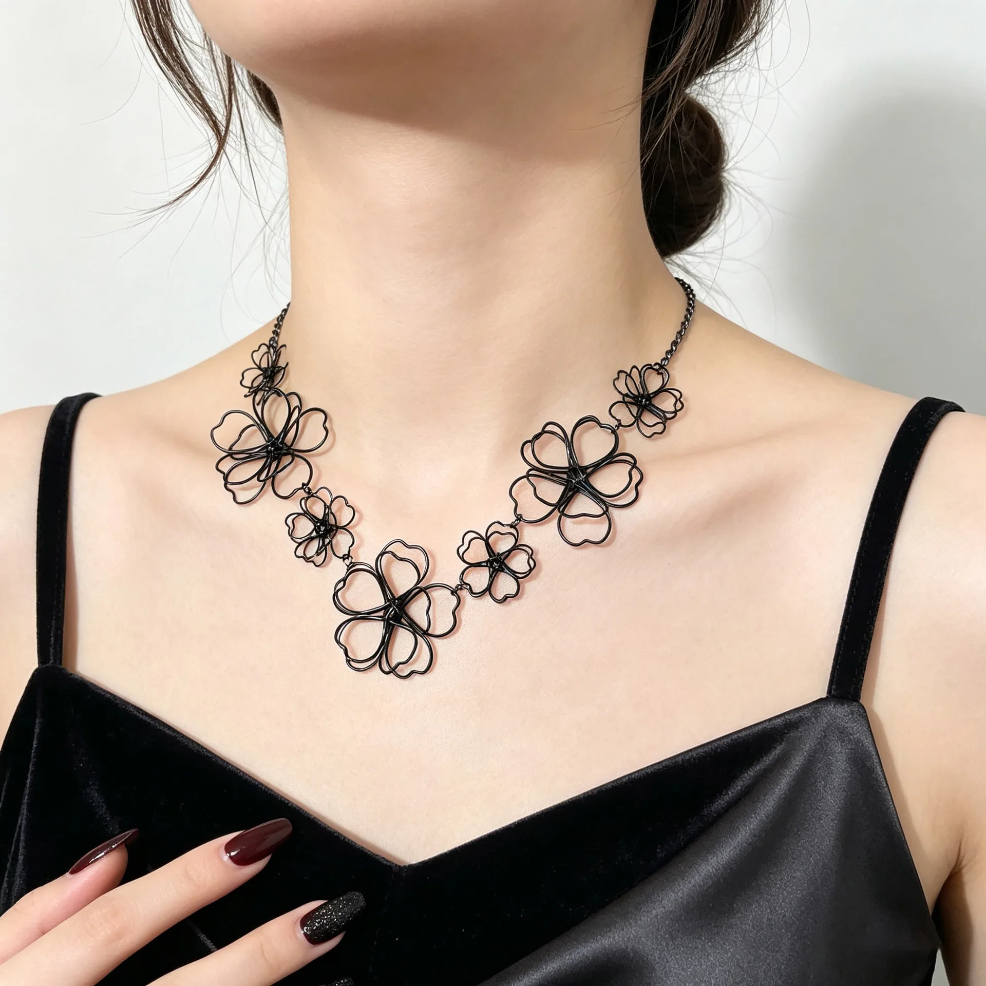 Black Wire Floral Choker Necklace Hollow Out Flower Collar Chain Gothic Glam Vintage Style Women Evening Party Accessories