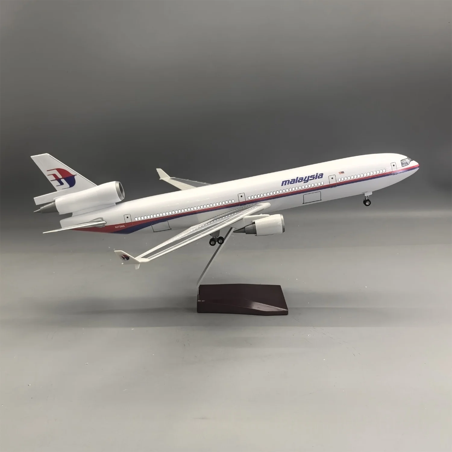 

1:130 Scale plane model Malaysia MD-11 Toy planes 47cm resin Airplanes Model Kit With Lights And Wooden Base Collected Gift