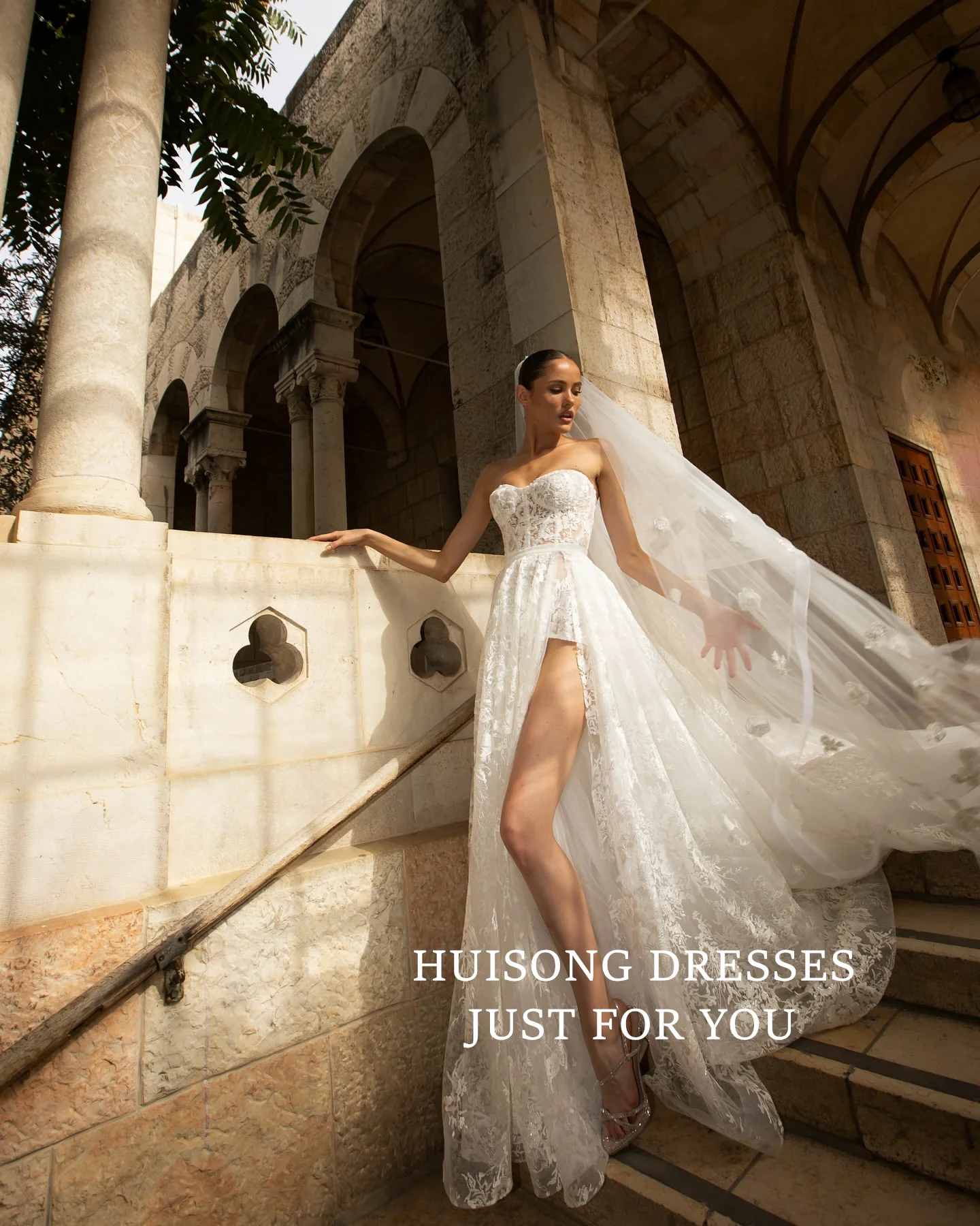 

HUISONG Customized Lace Appliques Wedding Dresses Side Split Sweetheart Sleeveless Boho Bride Gown Beach Wedding Dress שמלת כלה