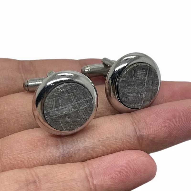 Natural Gibeon Meteorite Brooch Polished Metal Frame Round Meteorite Inlaid Lapel Pin Cosmic Rock Collectible Decoration