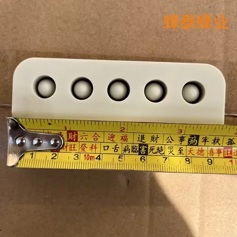 A Silicone Nest Base Wang Tai Cup, 10 Hole Manual Rubber Nest Base Cup, Beeswax Royal Jelly Cup, Beekeeping Tool