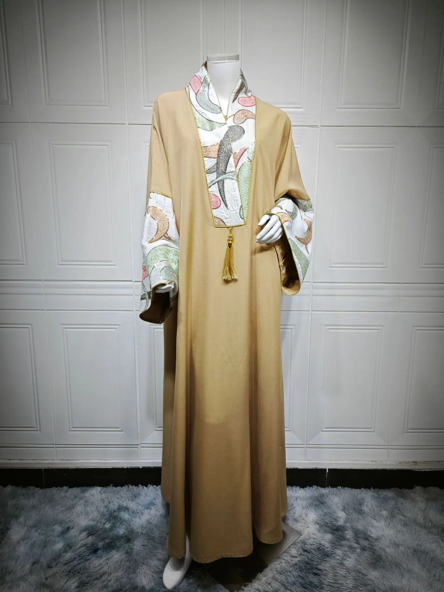 

Элегантное мусульманское платье-абайя в дубайском стиле с вышивкой и пэчворком, свободный макси-кафтан с кисточками, скромная исламская женская одежда