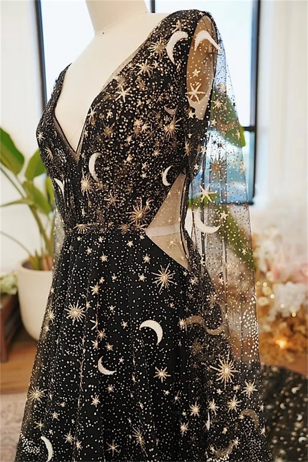 Tokyo Maßgeschneiderte schwarze Brautkleider mit V-Ausschnitt, langärmelig, rückenfrei, A-Linie, Brautkleider, Hofschleppe, elegante Brautkleider