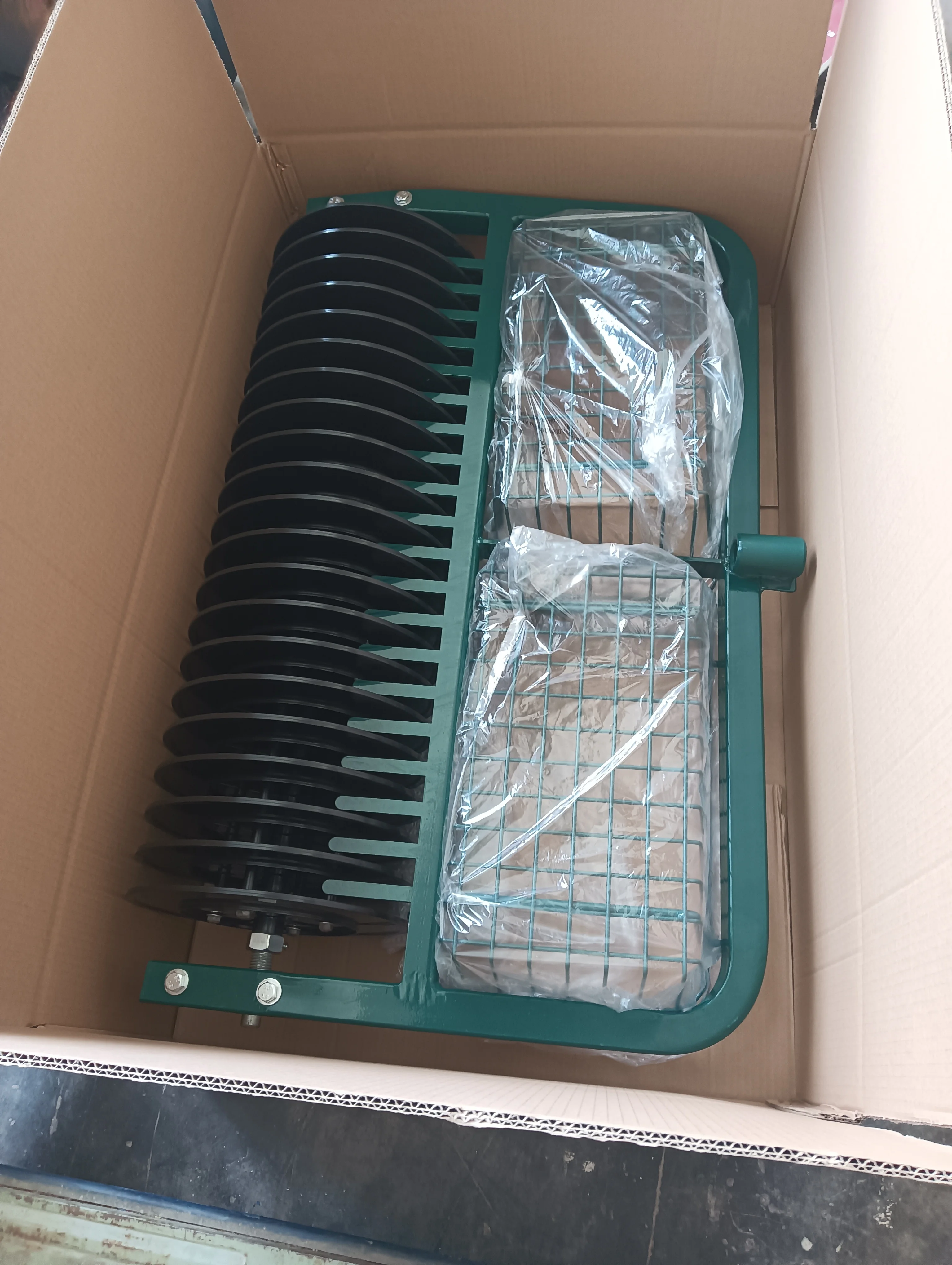 على استعداد لشحن كرات الجولف 1/2 قسم منتقي كرات الجولف ذو المدى الواحد مع معدات نطاق قيادة الجولف ذات العجلات الأمامية