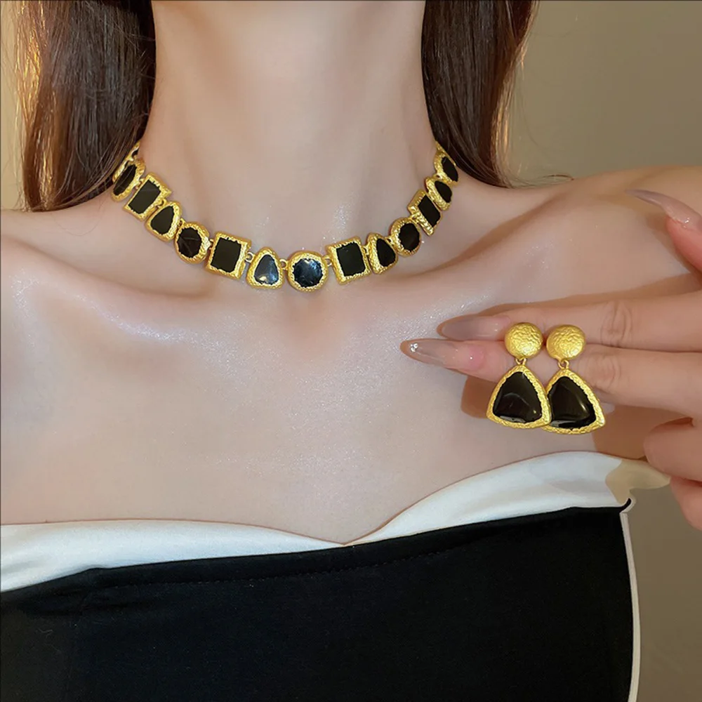 

Black Contrasting Geometric Earrings Bracelet Necklace Set Light Luxury And Elegant Wristband Jewelry For Women Girls
