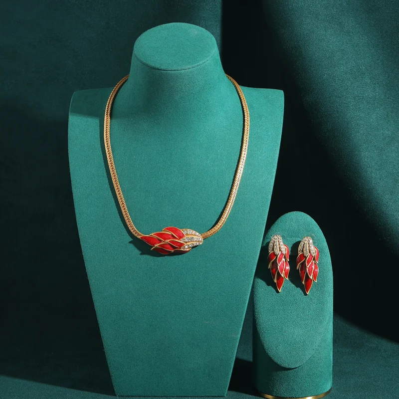 

Vintage Women Elegant Red Jewelry Sets Gold Color Rhinestone Feather Design Short Necklace Large Drop Earring Party High Quality