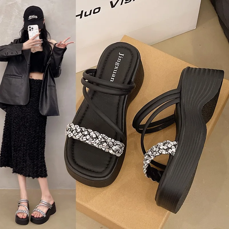 

Fashionable Versatile Women's Slippers Summer 2025 Outdoor Wear Thick Bottom Sandals Casual Beach Shoes Rubber