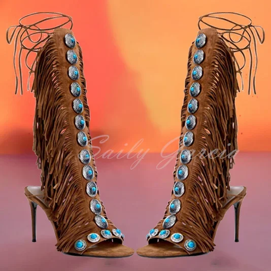 

Женские замшевые туфли до колена с бахромой и открытым носком, украшенные драгоценными камнями, украшение на шпильке, шнуровка с открытой пяткой, новинка 2025 года, богемная обувь с ремешком сзади