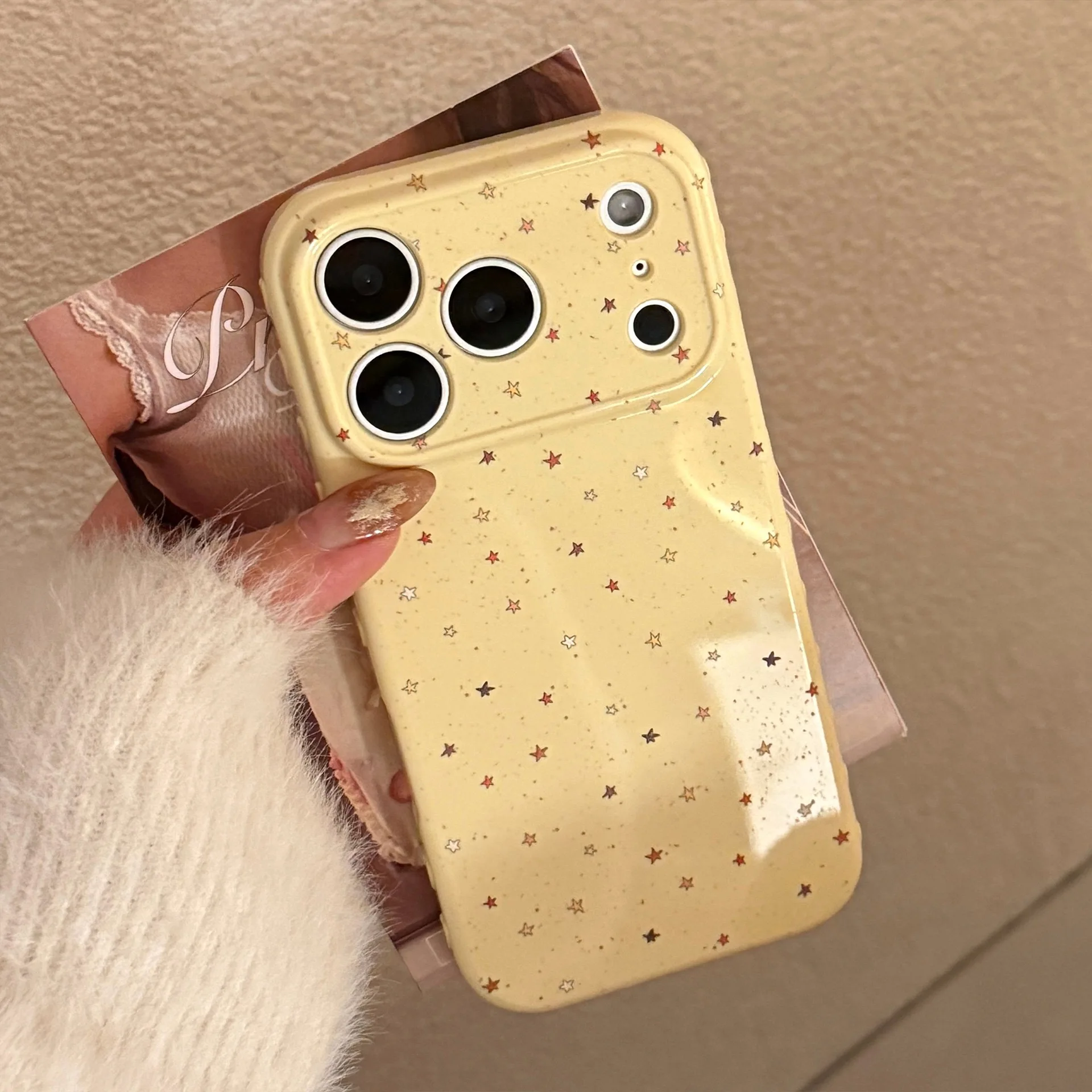 غطاء هاتف كوري لطيف بتصميم نجوم متناثرة باللون الأصفر لهواتف آيفون 17 و16 برو و15 و14 و13 و12 و11 برو ماكس، غطاء سيليكون ناعم