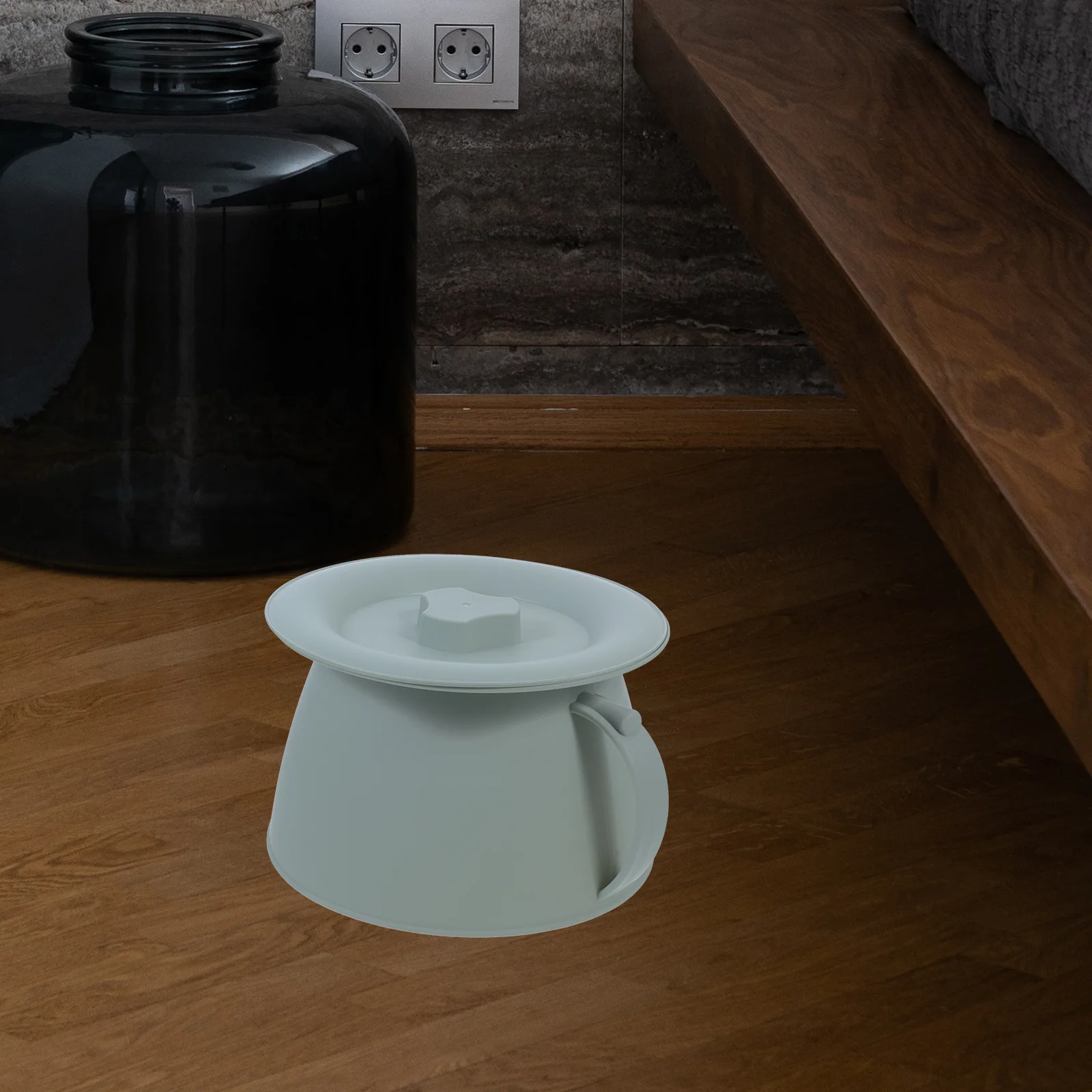 

Reusable Lidded Urinal Portable Plastic Chamber Pot For Elderly Disabled Pregnant Home Indoor Use Durable Smooth Easy Clean