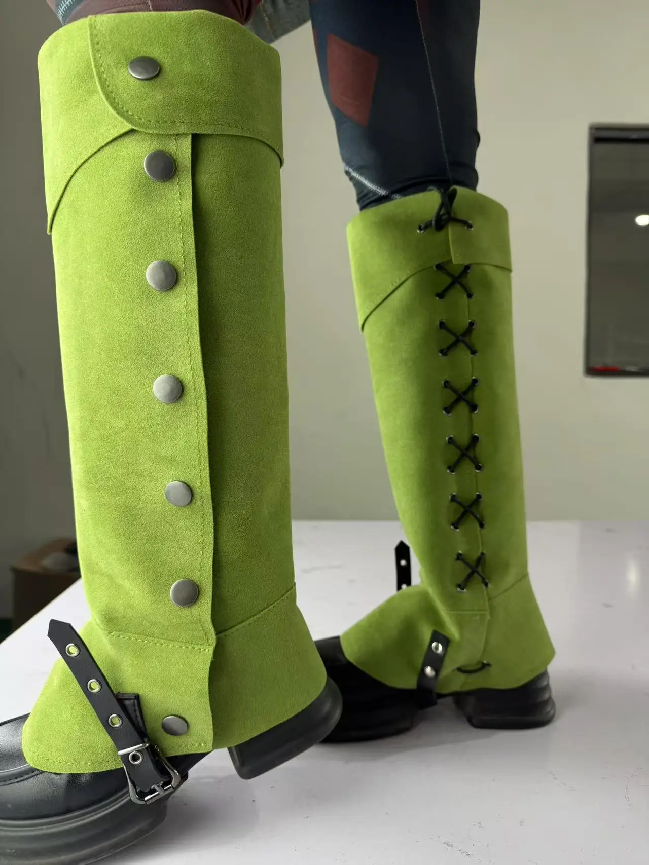 รองเท้าบูทวิคิ้งก์สีเขียวสไตล์ยุคกลางยุคเรอเนซองส์สำหรับฮาโลวีน ปลอกหุ้มรองเท้าสูงแบบนักเดินทะเล ปลอกหุ้มรองเท้าบูทแบบนักเดินทะเล ปลอกหุ้มรองเท้าบูทแบบทหาร รองเท้าบูทแบบเบา