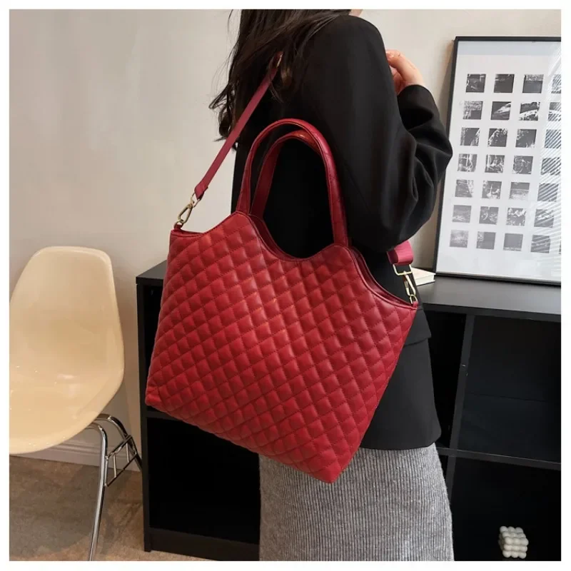 Fashion Retro Commuting Large Bag for Women 2024 New Popular Rhombus Crossbody Bag Niche Design Armpit Tote Bag