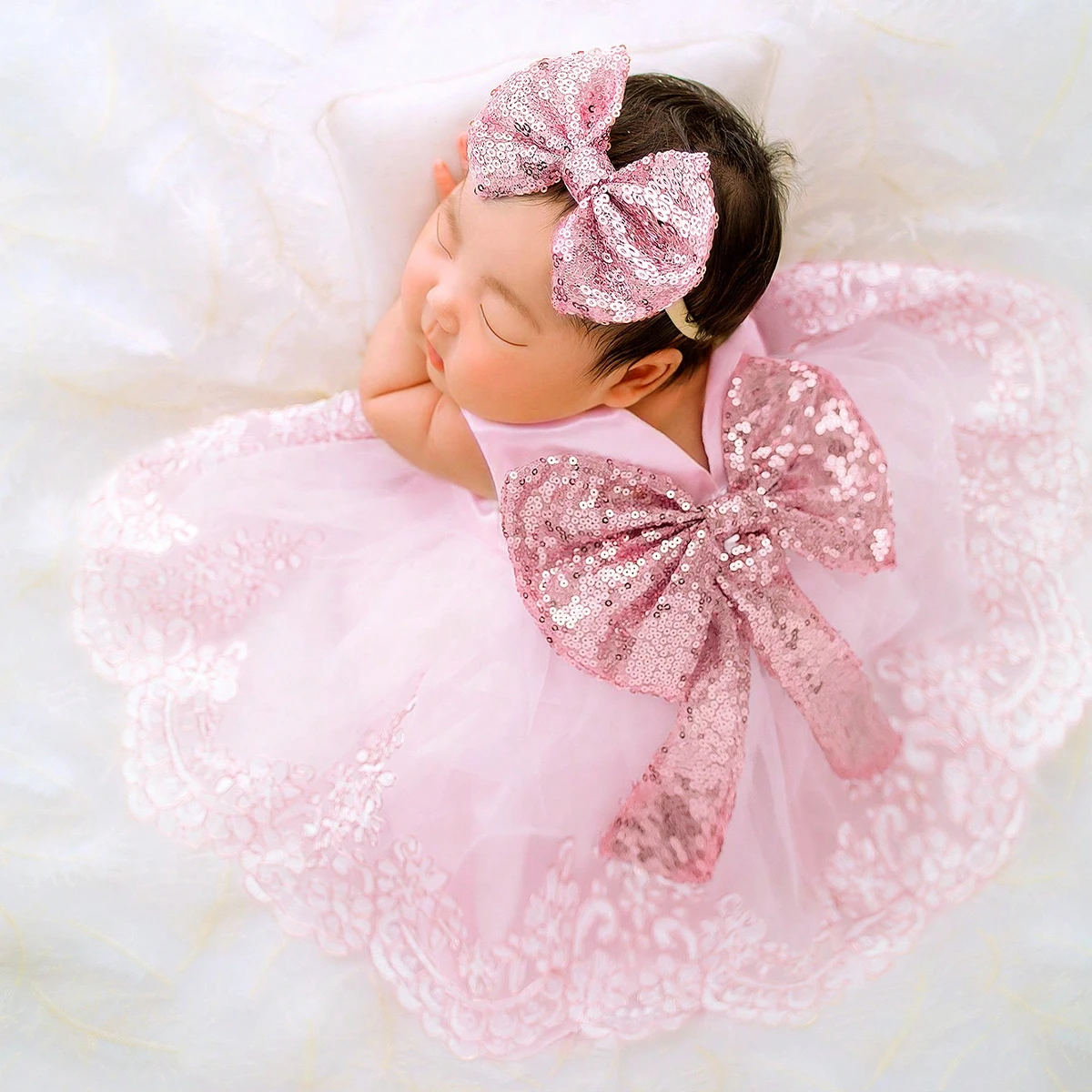 2PCS Newborn Photography Outfits Girl Big Bow Lace Dress with Glitter Bow Headband 100 Days Baby Girl Photoshoot Picture Gown