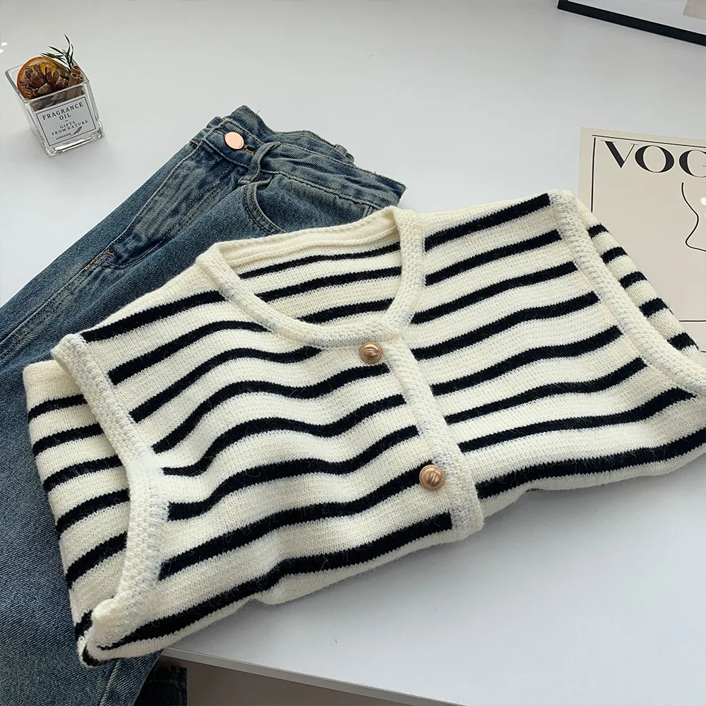 Women\'s Striped Knitted Vest Spring Autumn Fashion O-Neck Sleeveless Sweater French Elegant Gold Buckle  All-Match Cardigan Top