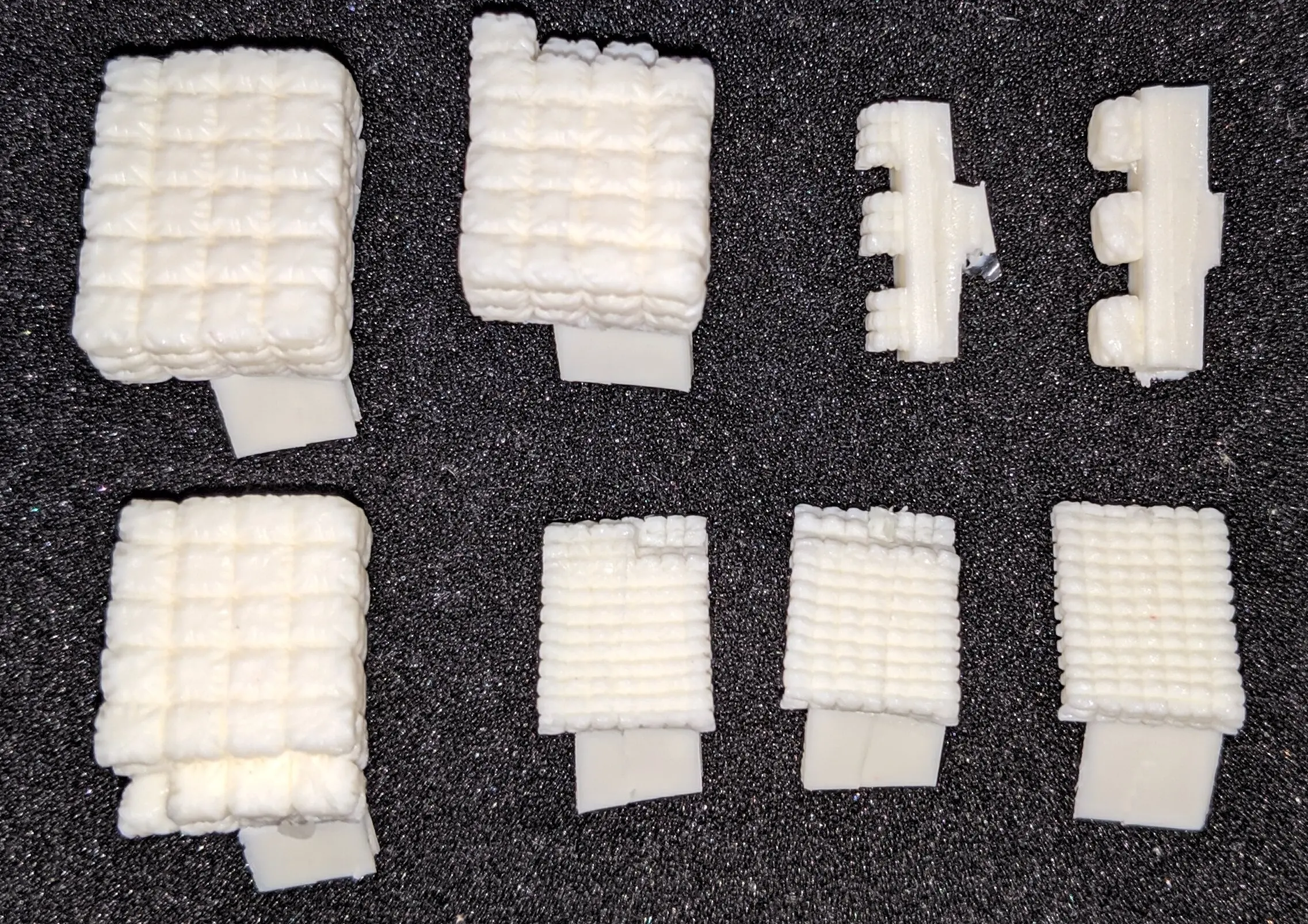 

Набор для сборки модели из смолы в масштабе 1:700, модификация сцены причала с водной линией и грузовым причалом, требует сборки и покраски.